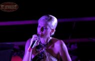 Μάγεψε με την φωνή της η Μάγδα Πένσου το κοινό στο υπαίθριο θέατρο Σερβίων (βίντεο).