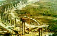Με εννιά νεκρούς εργάτες και δεκάδες σακατεμένους «θεμελίωσε» ο «αρχιμάστορας» το Φράγμα πολυφύτου και τη Γέφυρα Σερβίων (του Στέφανου Πράσσου)
