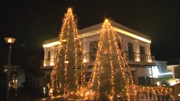 Άναψε το Χριστουγεννιάτικο δέντρο στα Σέρβια (video)