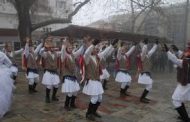 Οι Μωμόγεροι από τον Ροδίτη στην πλατεία Σερβίων (βίντεο)